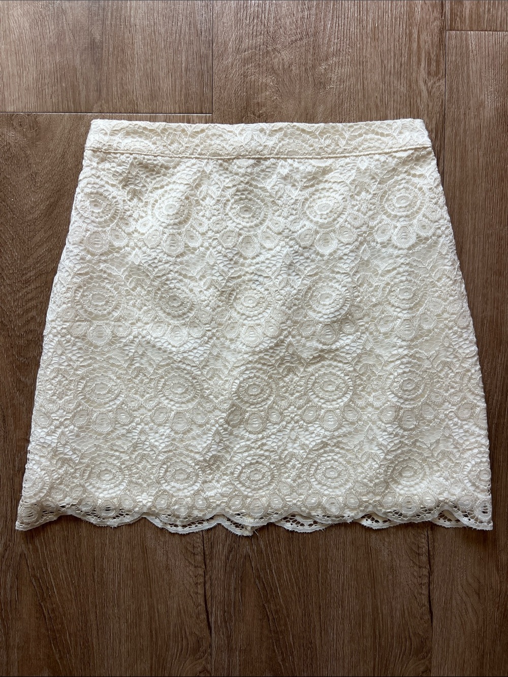 NWT Hollister Women’s Cream Lace Mini Skirt With Scallop Hem Size 1